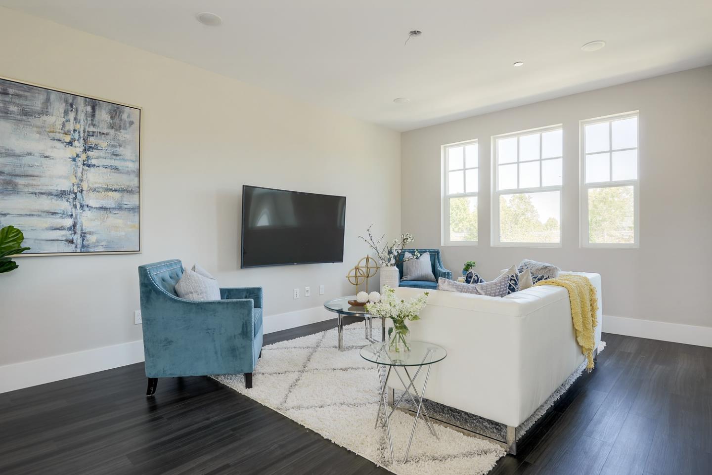 388 Circuit Way Mountain View, CA 94043 - Photo 6 of 26 a living room with furniture and a flat screen tv