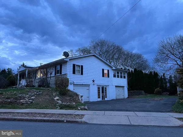 $279,900 | 2 Locust Lane, Womelsdorf, PA 19567
