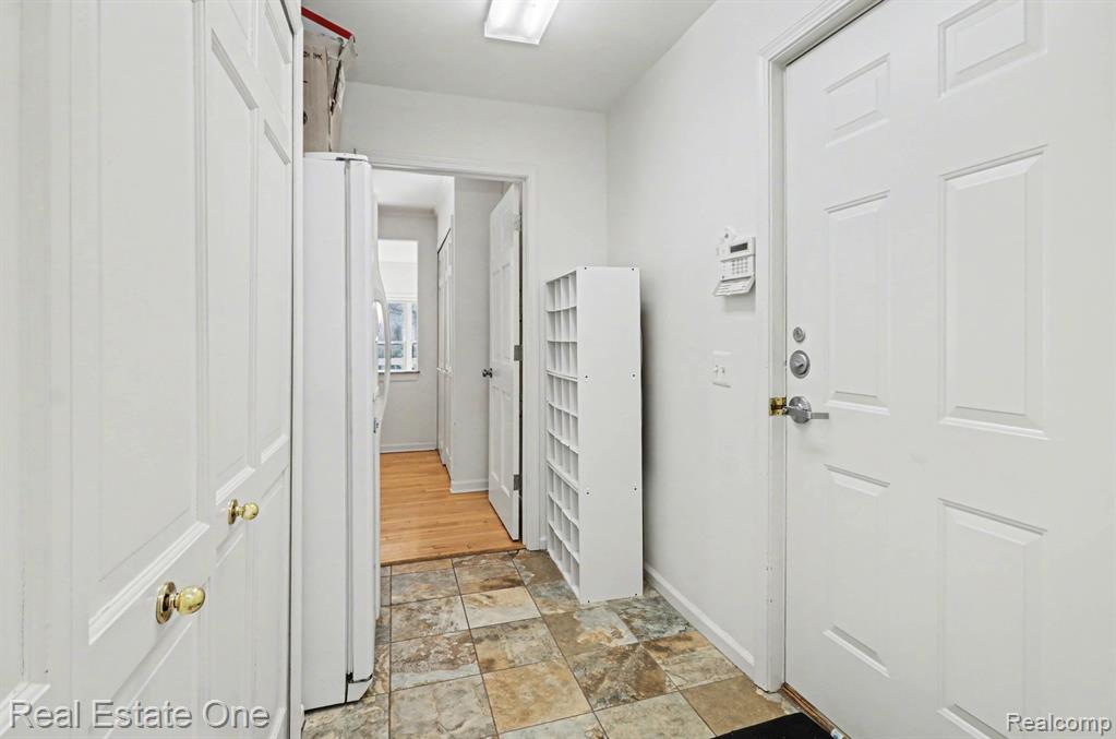 5840 Inkster Road West Bloomfield, MI 48323 - Photo 25 of 47