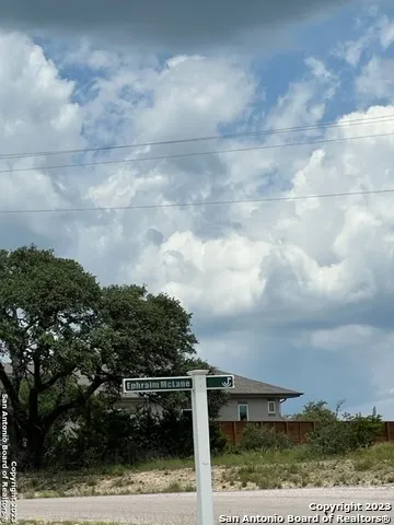 a view of residential houses with sky view
