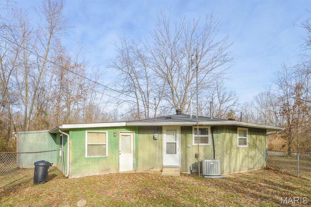 270 Locust Street Carlyle, IL 62231 - Photo 3 of 11