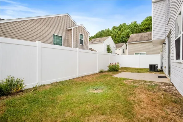 a view of a house with backyard and garden