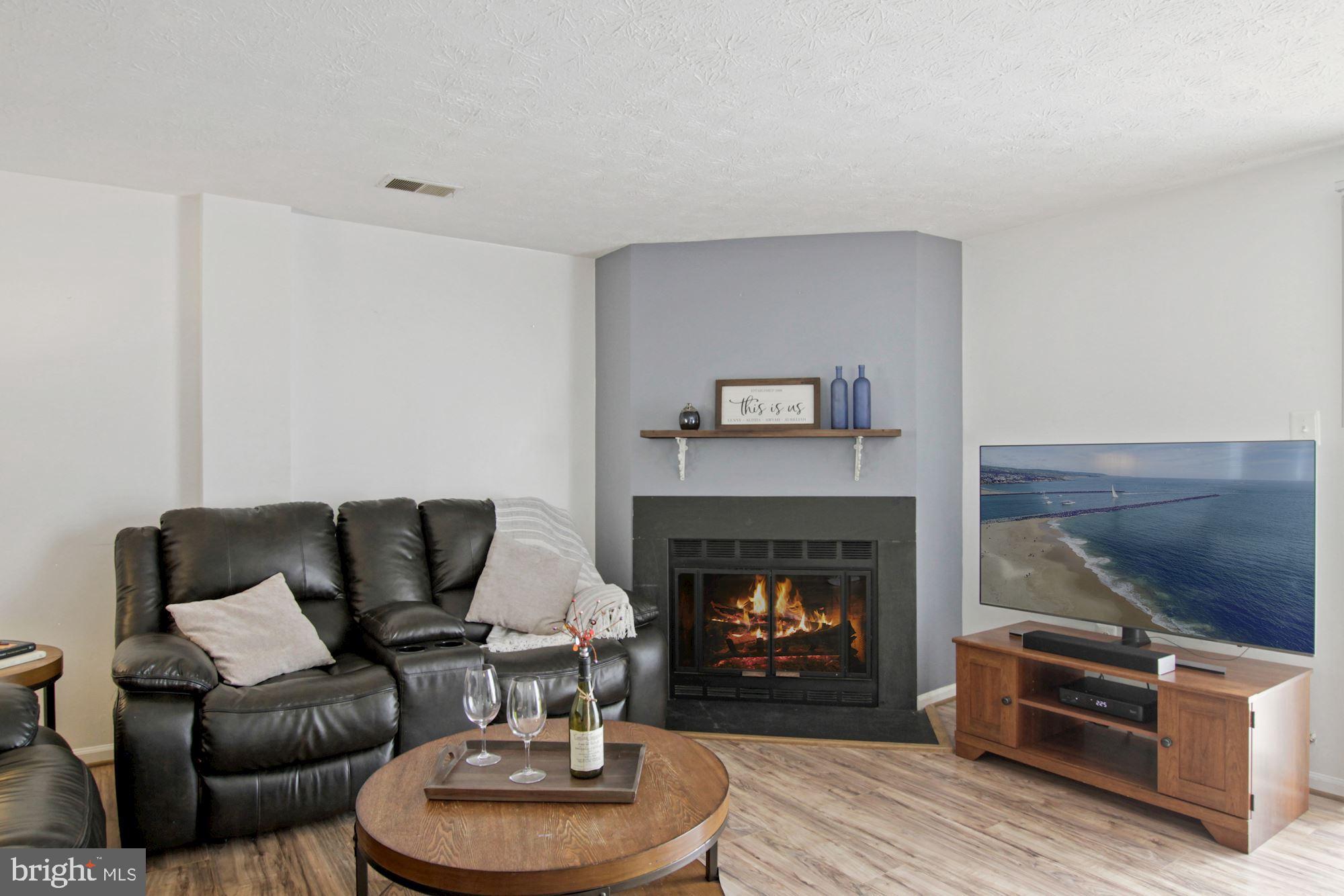15839 Haynes Road Laurel, MD 20707 - Photo 7 of 24 Living Room