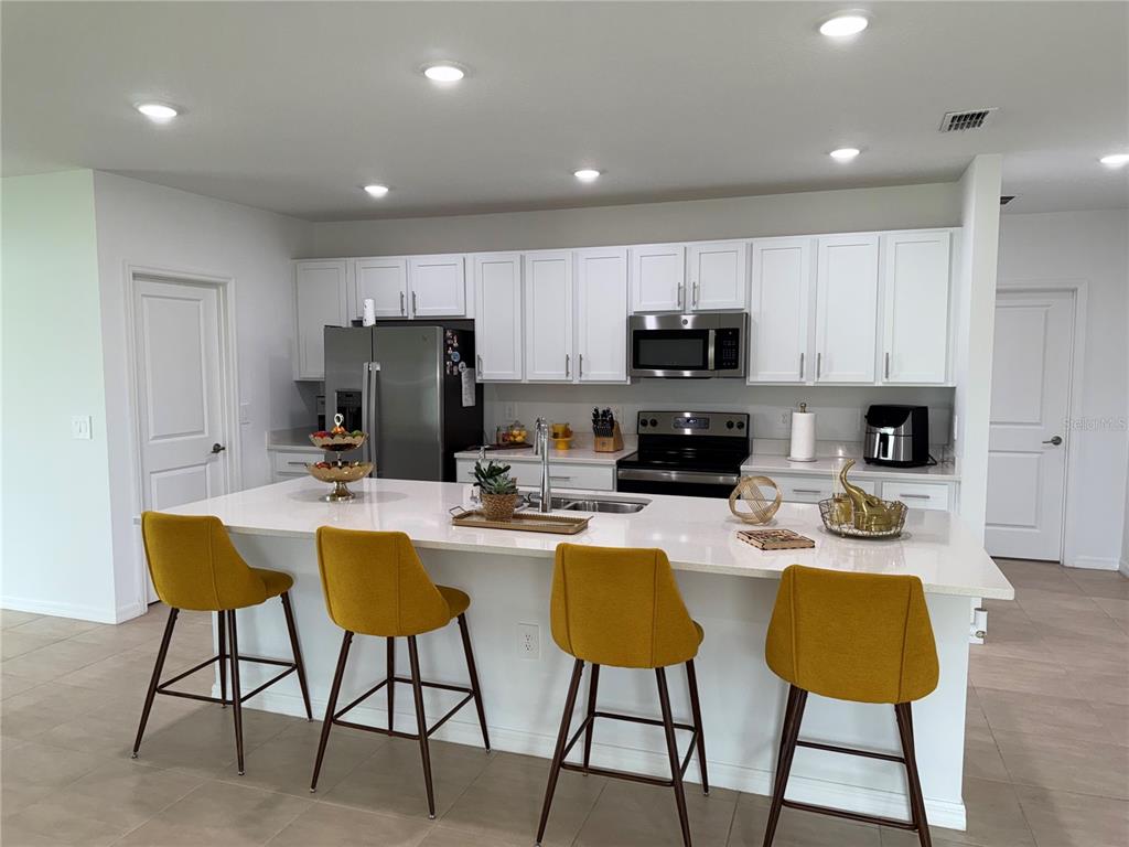 121 Citrine Loop Kissimmee, FL 34758 - Photo 4 of 40