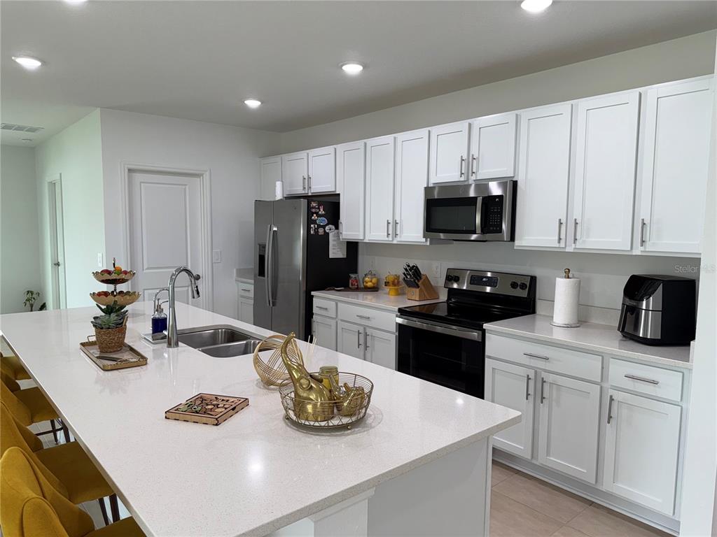 121 Citrine Loop Kissimmee, FL 34758 - Photo 7 of 40
