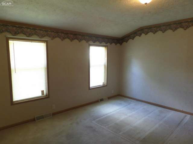 2546 Lavelle Road Flint, MI 48504 - Photo 13 of 21 21179690-12.JPG
