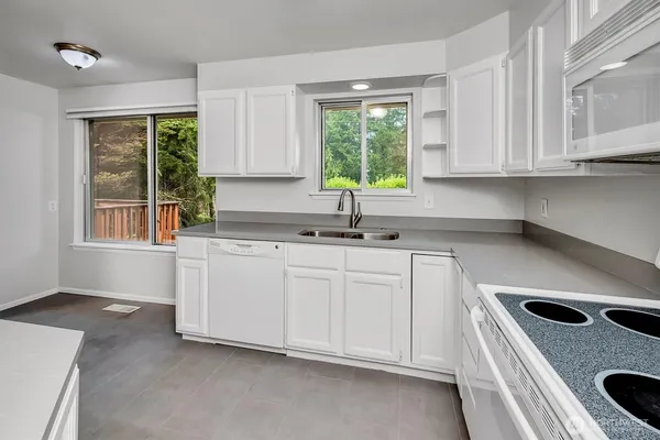 $4,600 | 3065 124th Avenue Northeast, Bellevue, WA 98005