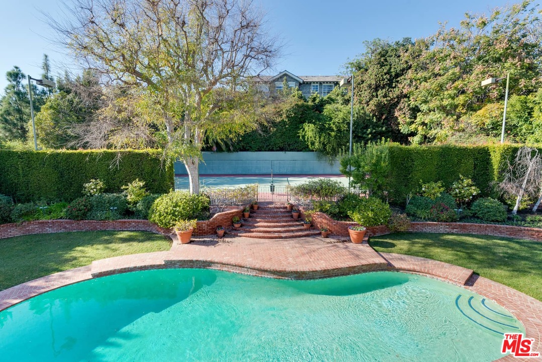 1027 Summit Drive Beverly Hills, CA 90210 - Photo 3 of 23