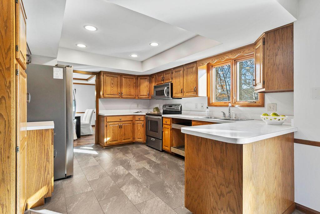 546 Clotts Road Columbus, OH 43230 - Photo 12 of 41 Kitchen