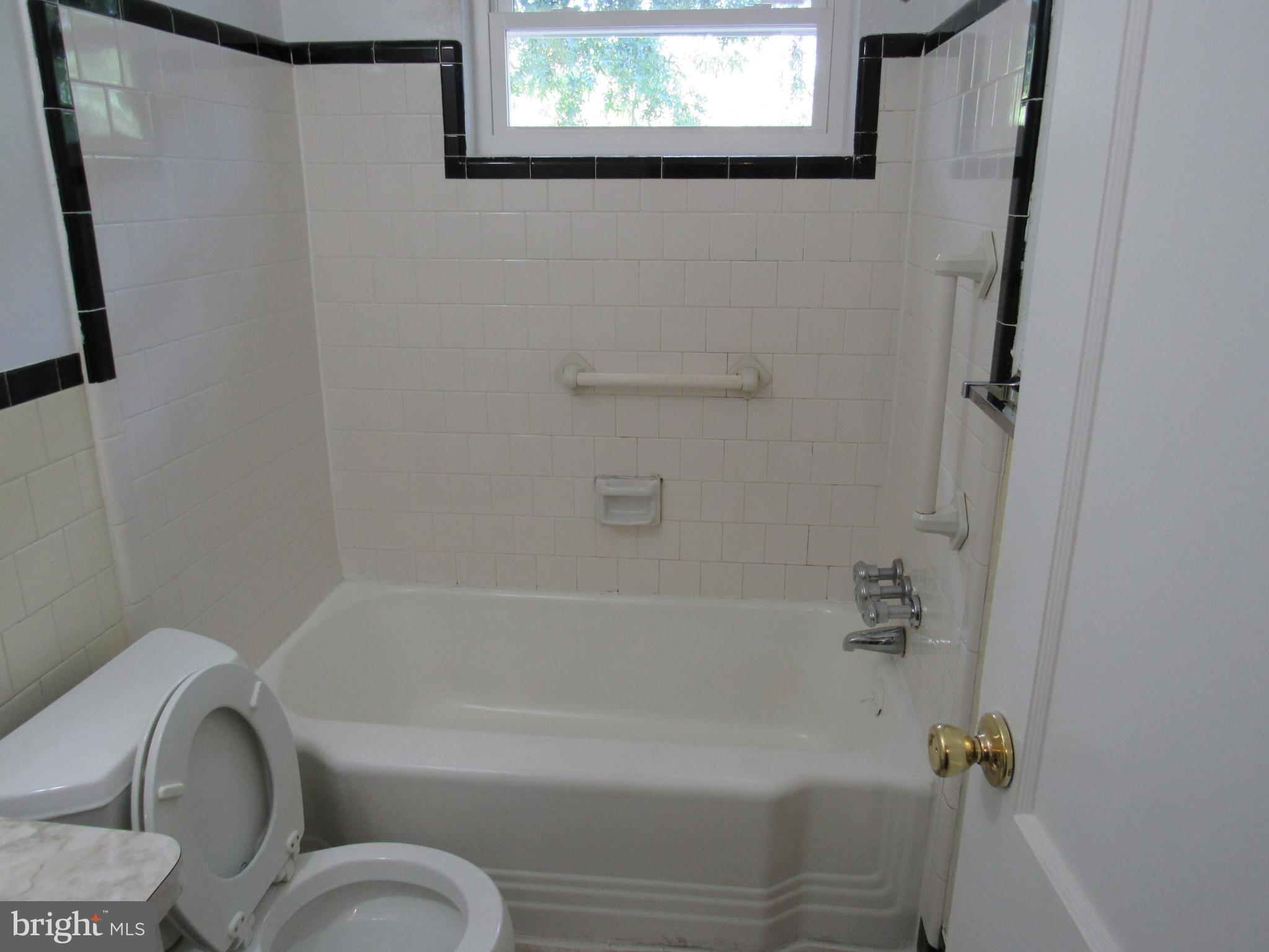 4150 Fallstaff Road Baltimore, MD 21215 - Photo 14 of 19 Bath
