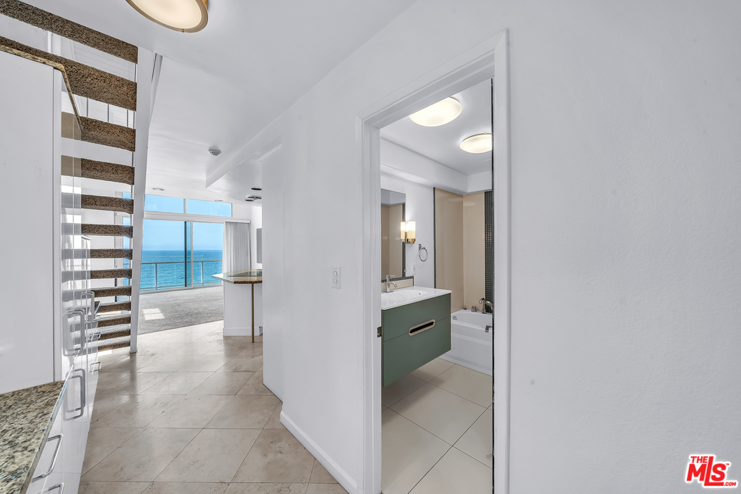 615 Esplanade, Unit 401 Redondo Beach, CA 90277 - Photo 15 of 19 a view interior of the house and entryway