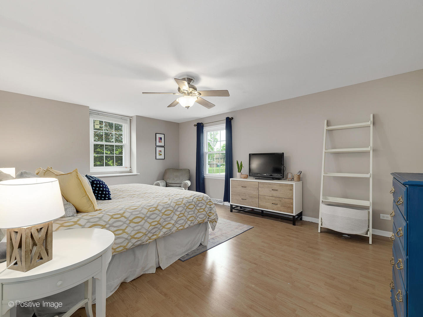 800 West Roosevelt Road Wheaton, IL 60187 - Photo 17 of 28 a bedroom with a bed and a couch