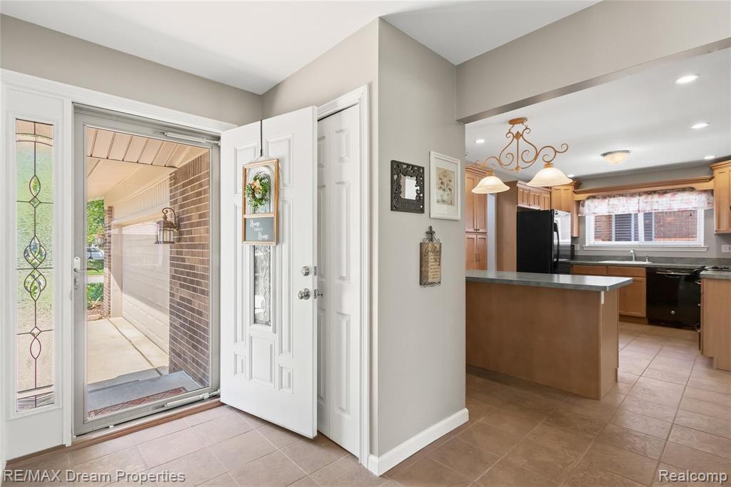 42747 Saxony Road Canton, MI 48187 - Photo 8 of 28