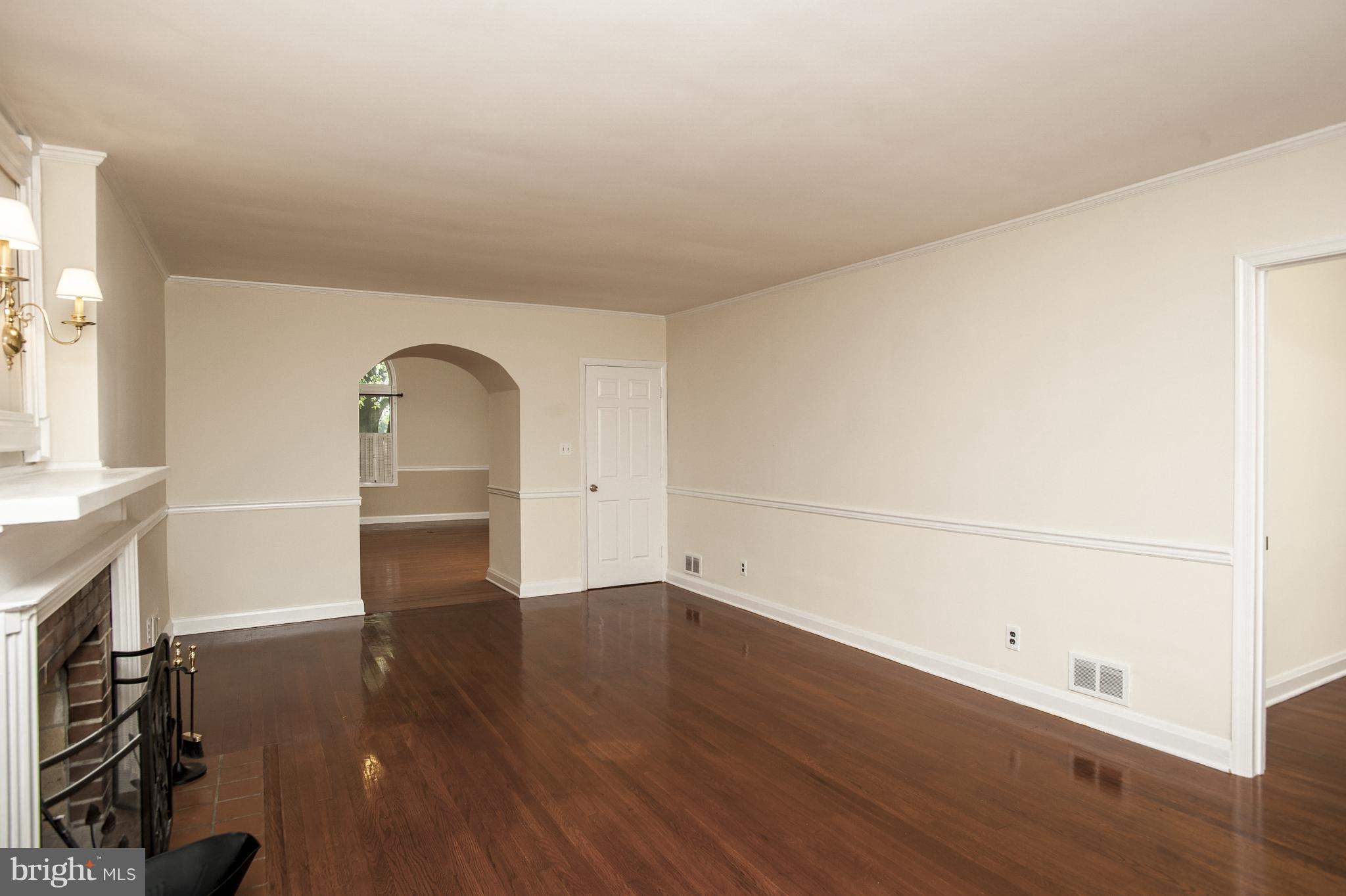 5721 Old Court Road Baltimore, MD 21244 - Photo 3 of 30 Living Room