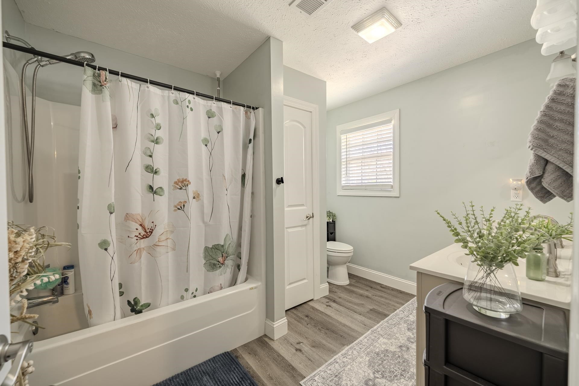 50 Perry Place Savannah, TN 38372 - Photo 21 of 38 a living room with a bathtub and a potted plant