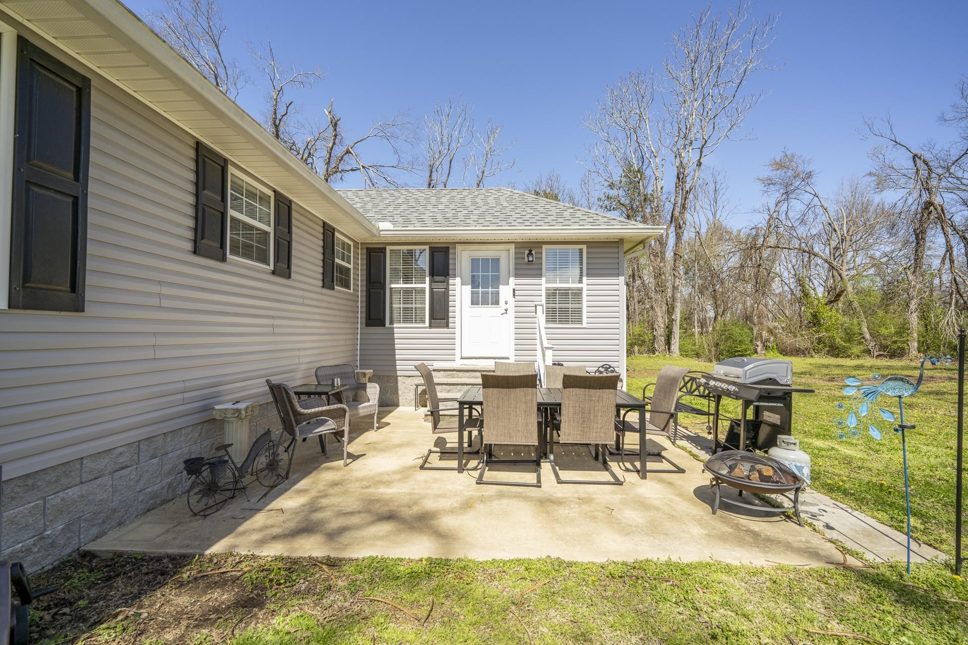 50 Perry Place Savannah, TN 38372 - Photo 28 of 38 a view of a patio with table and chairs floor to ceiling window and yard