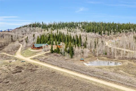 a view of a yard with a house