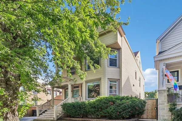 $489,900 | 3643 North Hoyne Avenue, Unit 2, Chicago, IL 60618