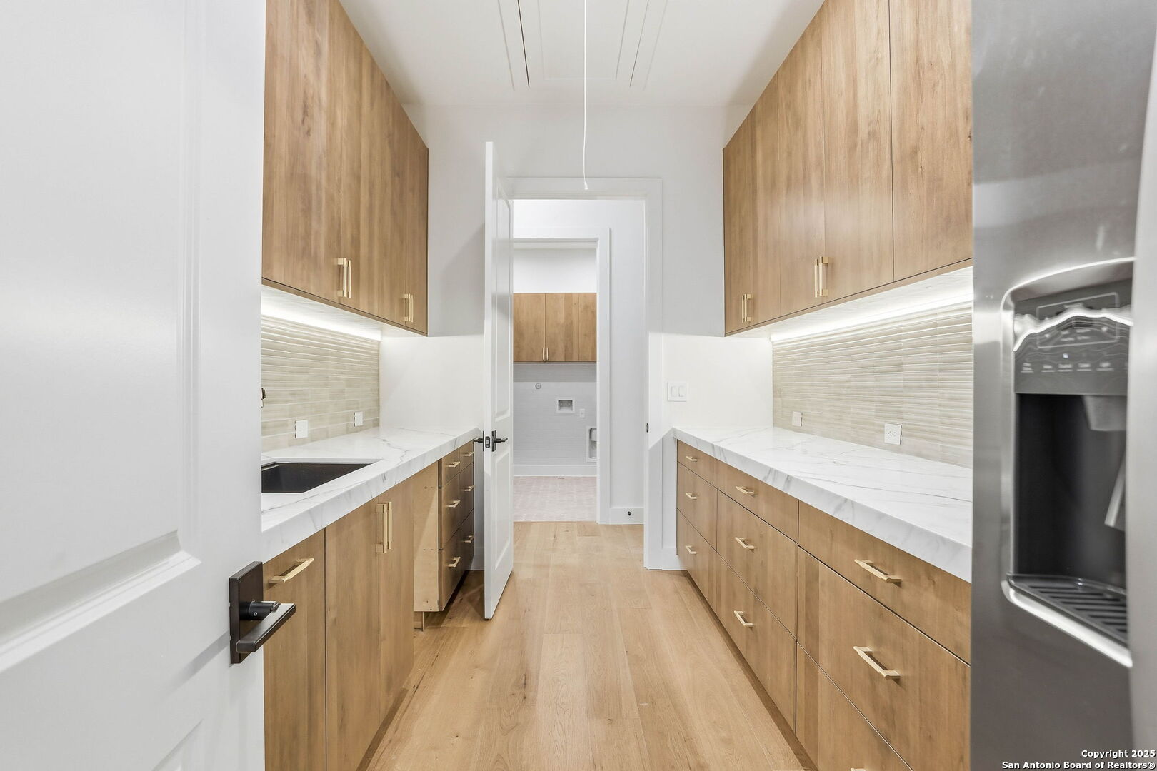 15 Wellesley Loop Shavano Park, TX 78231 - Photo 15 of 48 a bathroom with a sink and mirror