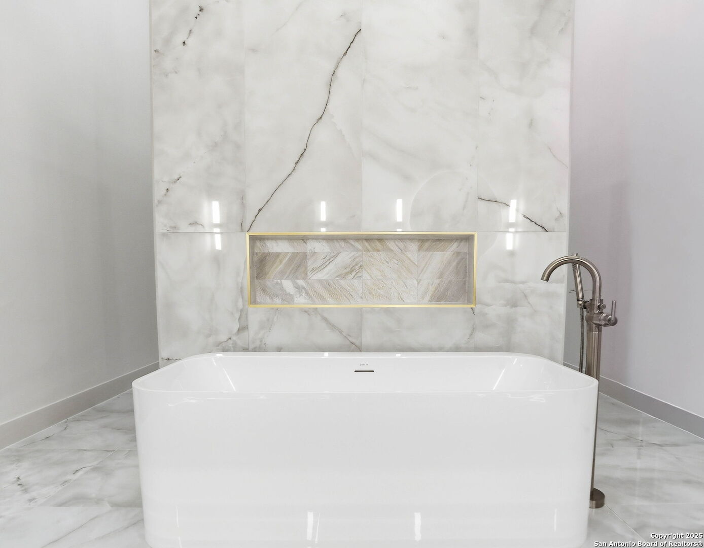 15 Wellesley Loop Shavano Park, TX 78231 - Photo 39 of 48 a bathroom with a bathtub