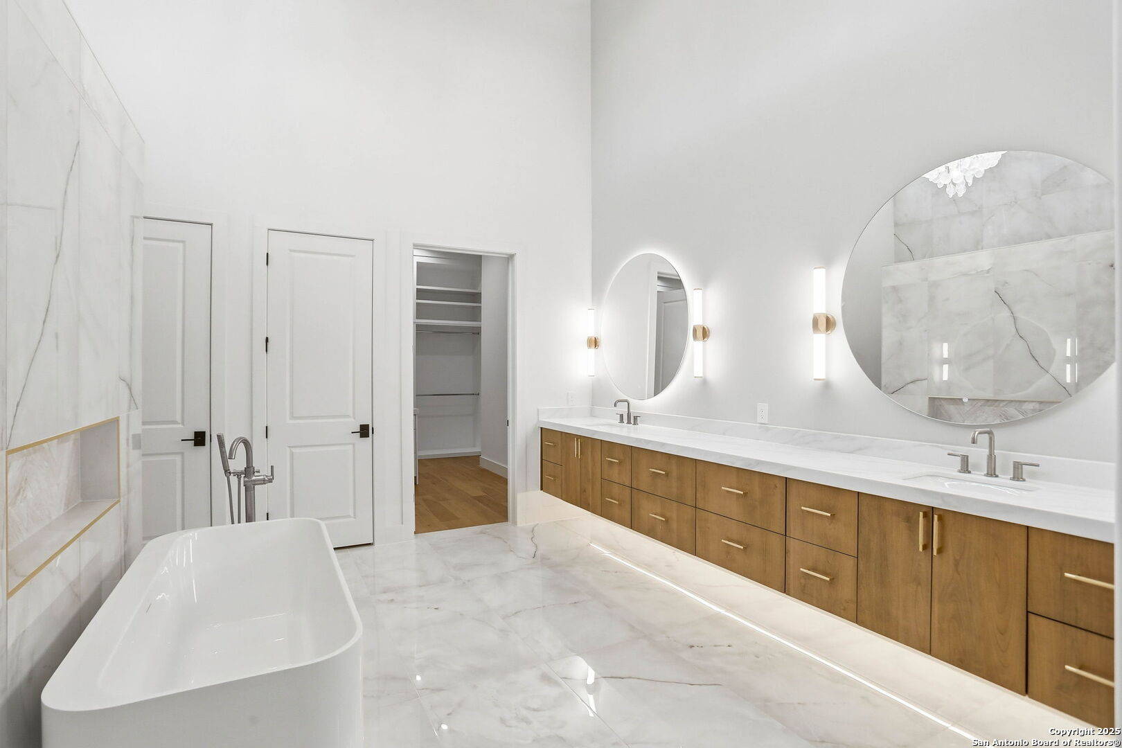 15 Wellesley Loop Shavano Park, TX 78231 - Photo 40 of 48 a spacious bathroom with a double vanity sink mirror and bathtub