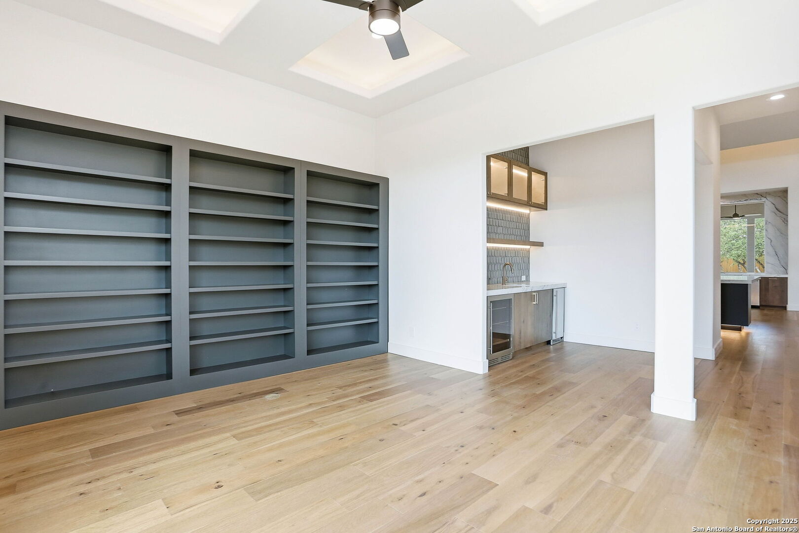 15 Wellesley Loop Shavano Park, TX 78231 - Photo 47 of 48 a view of an empty room with empty shelves