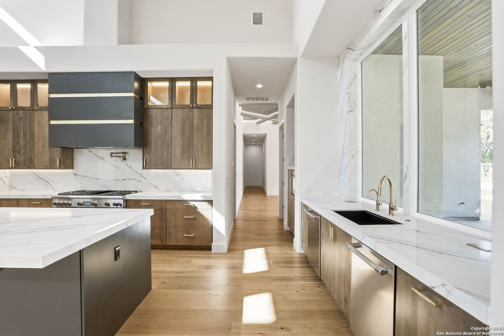 15 Wellesley Loop Shavano Park, TX 78231 - Photo 7 of 48 a large kitchen with a stove and cabinets