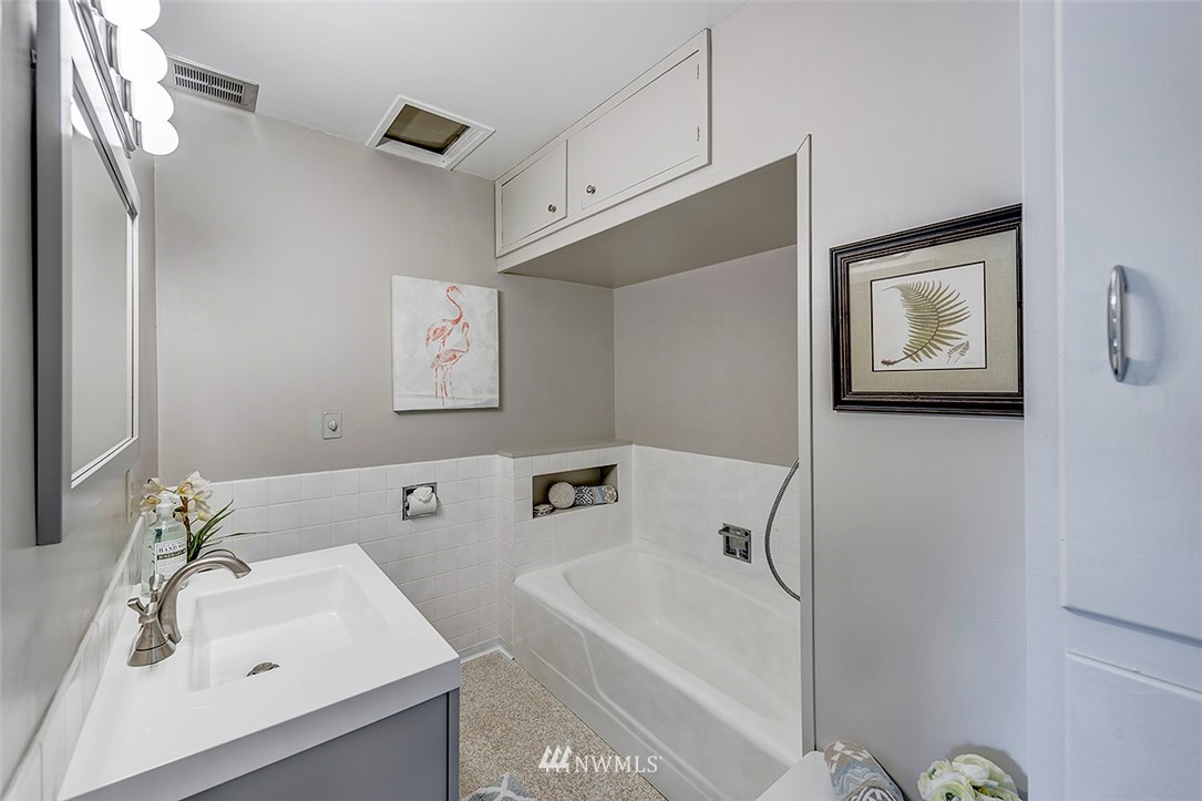 9057 Meridian Place North Seattle, WA 98103 - Photo 11 of 19 Gallery Image 11