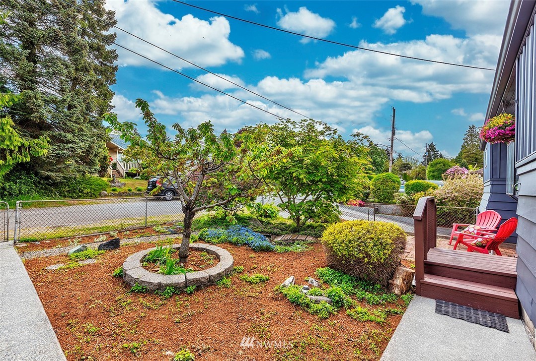 9057 Meridian Place North Seattle, WA 98103 - Photo 14 of 19 Gallery Image 14