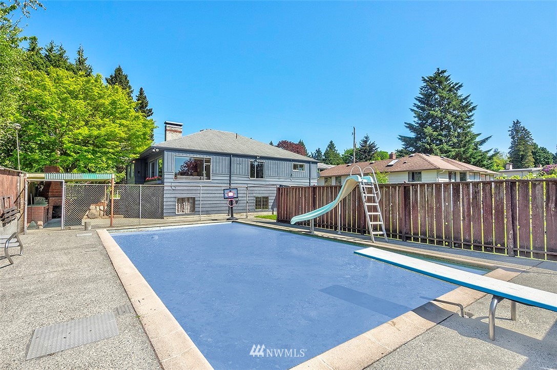 9057 Meridian Place North Seattle, WA 98103 - Photo 16 of 19 Gallery Image 16