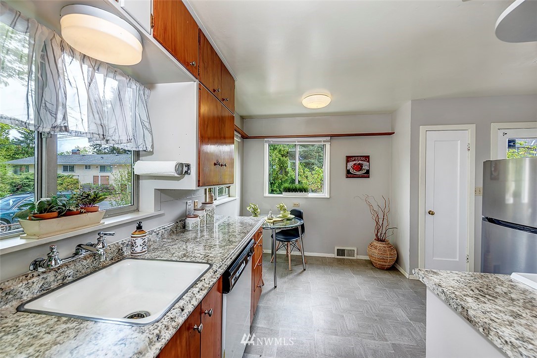 9057 Meridian Place North Seattle, WA 98103 - Photo 6 of 19 Gallery Image 6