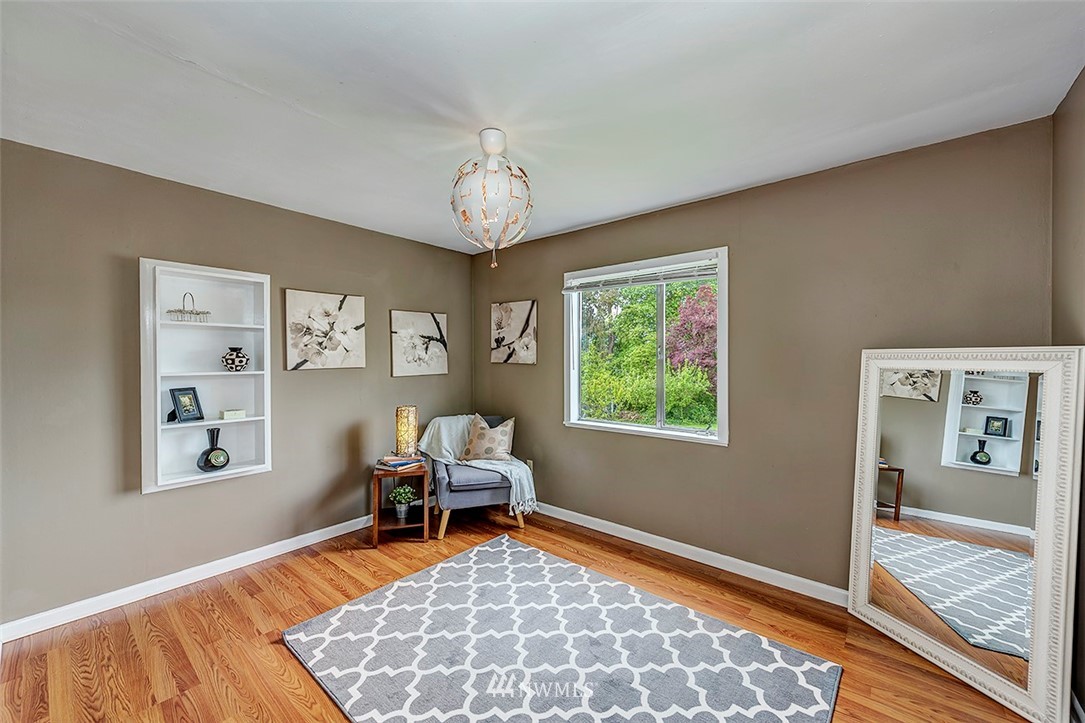 9057 Meridian Place North Seattle, WA 98103 - Photo 8 of 19 Gallery Image 8