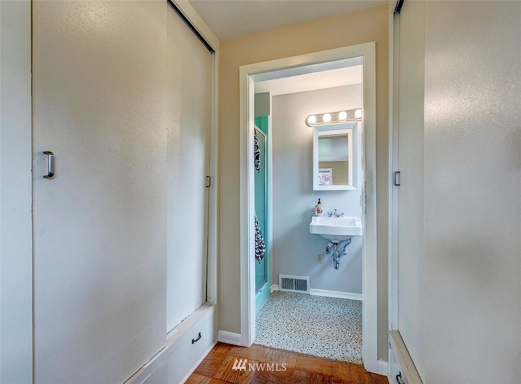 9057 Meridian Place North Seattle, WA 98103 - Photo 10 of 19 Gallery Image 10
