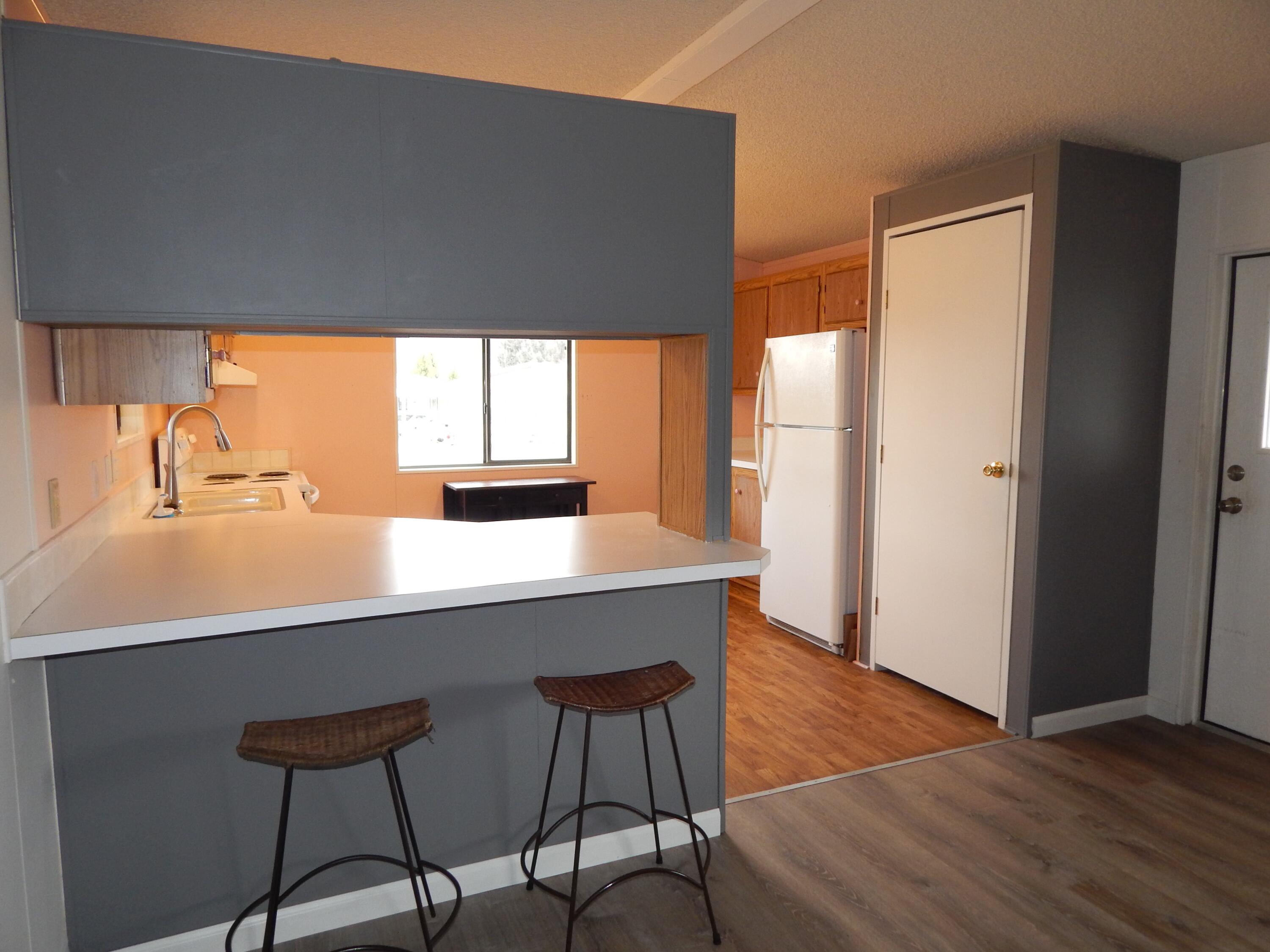 255 Colver Road, Unit 87 Talent, OR 97540 - Photo 8 of 20 Breakfast bar