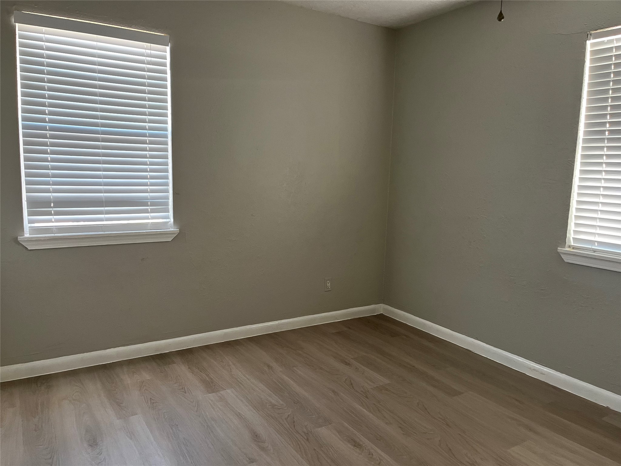 13125 Joliet Street Houston, TX 77015 - Photo 11 of 39 an empty room with a window