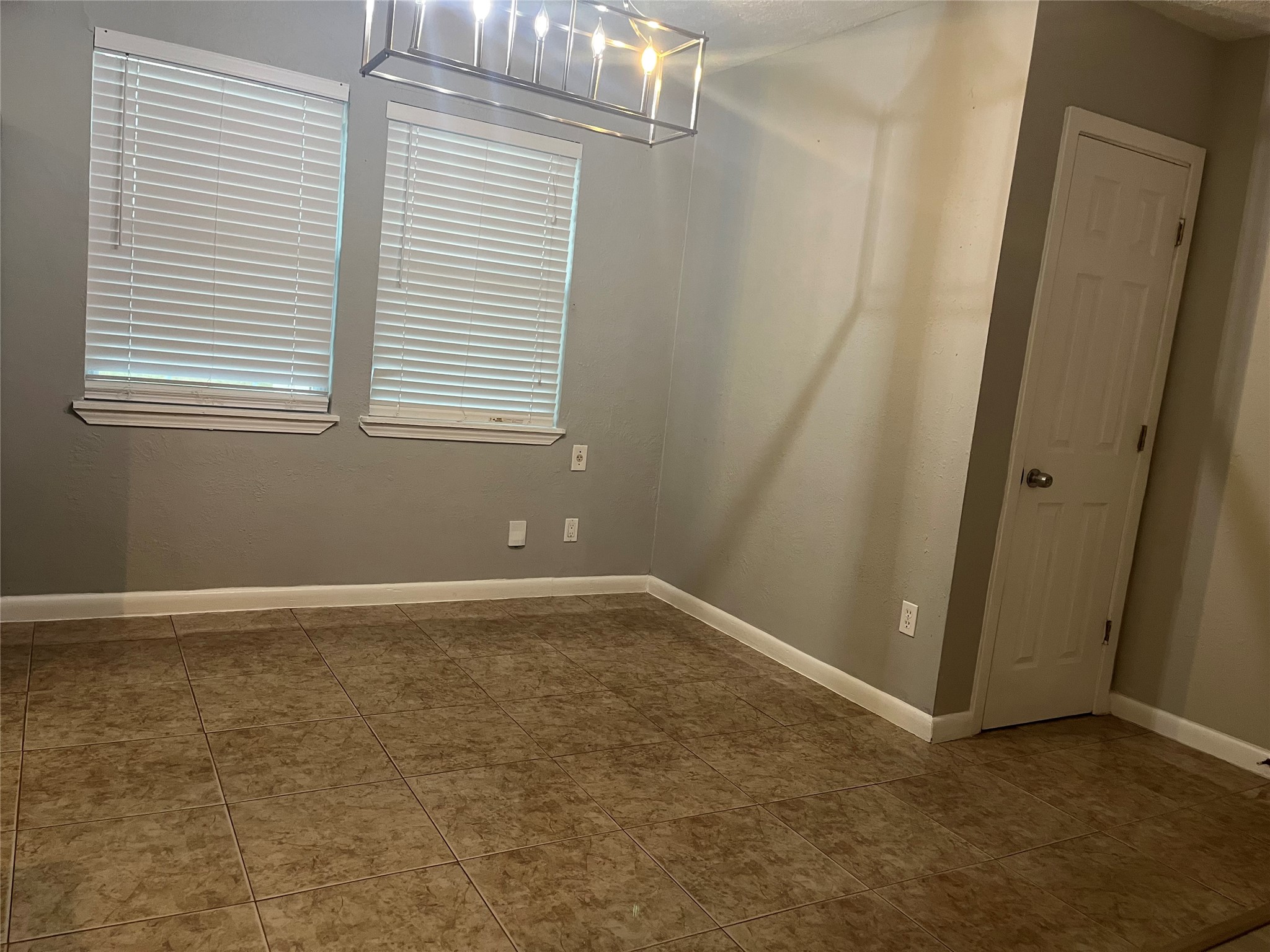 13125 Joliet Street Houston, TX 77015 - Photo 9 of 39 an empty room with windows