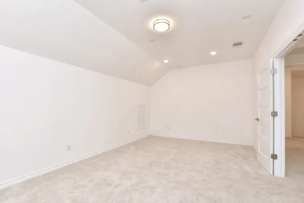 en empty room with windows and ceiling fan