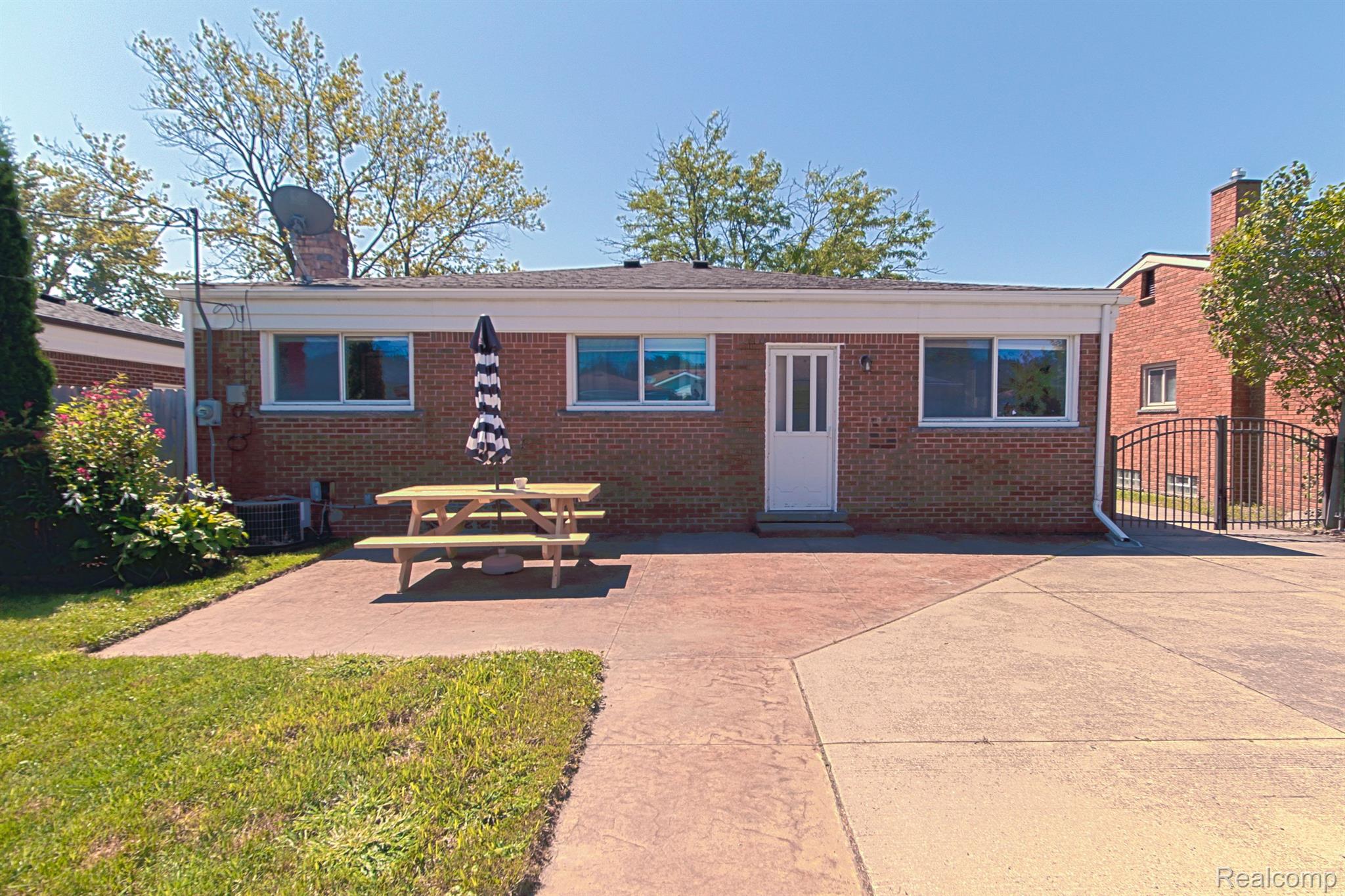 18207 Winsome Road Fraser, MI 48026 - Photo 26 of 28 BACK VIEW