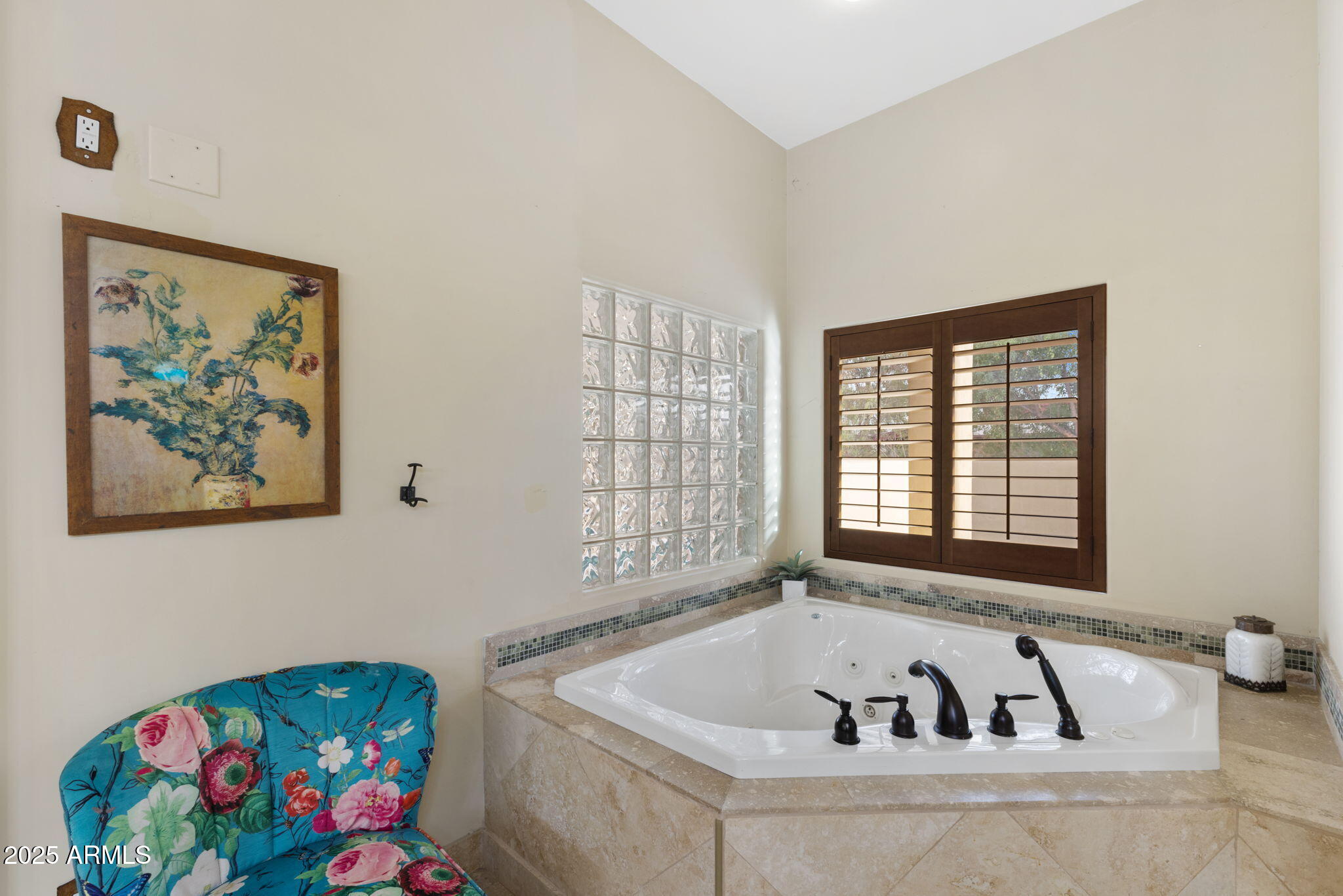 8821 North 9th Avenue Phoenix, AZ 85021 - Photo 14 of 36 a bath tub sitting in a bathroom next to a window
