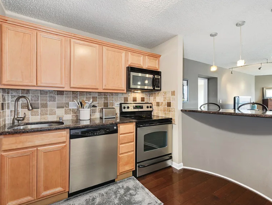 111 West Maple Street, Unit 703 Chicago, IL 60610 - Photo 9 of 17