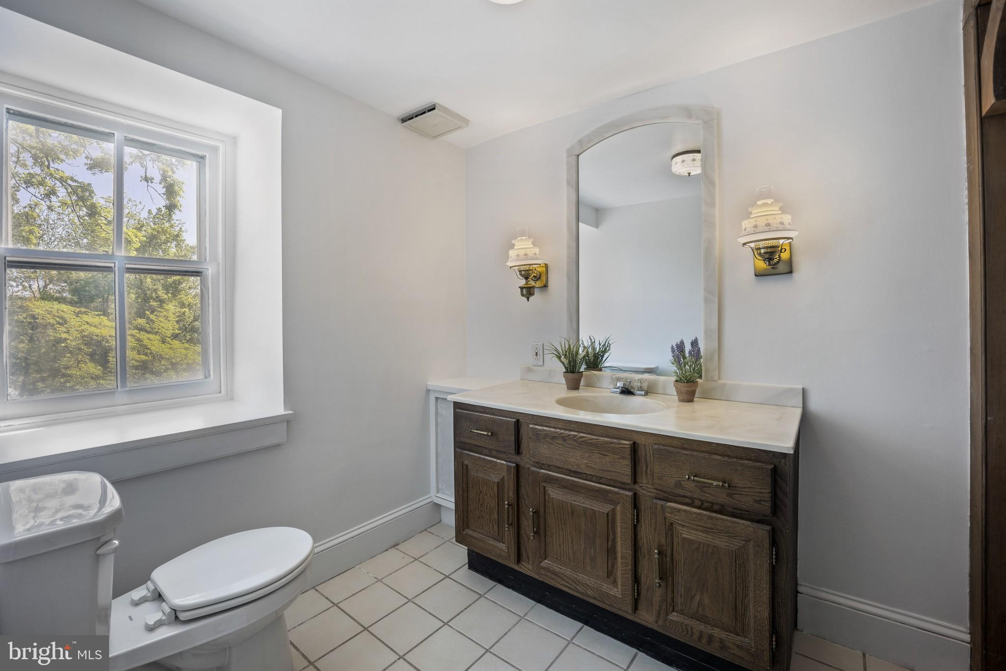 511 Merlin Road Phoenixville, PA 19460 - Photo 33 of 44 Full hall bath