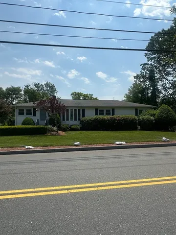 a view of a yard in front of a house