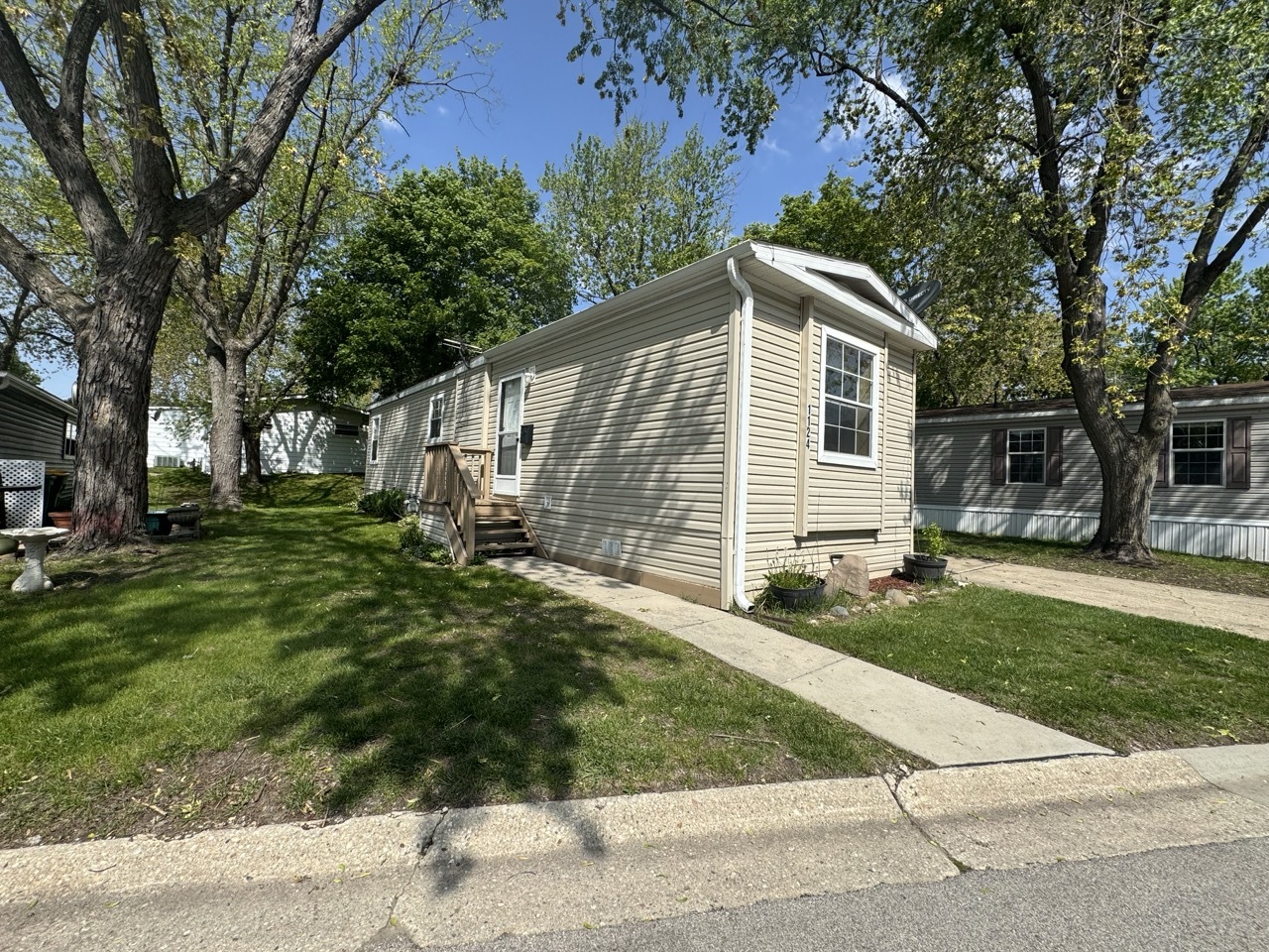 1124 Bayside Road Elgin, IL 60123 - Photo 11 of 26 a front view of house with yard