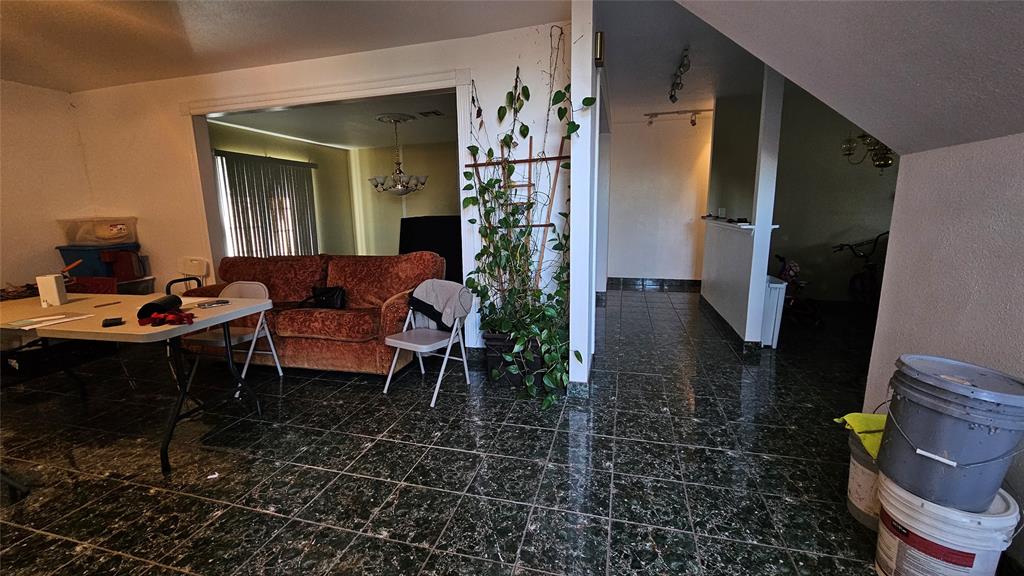 8736 Johns Road Alvarado, TX 76009 - Photo 3 of 32 a living room with furniture and a potted plant