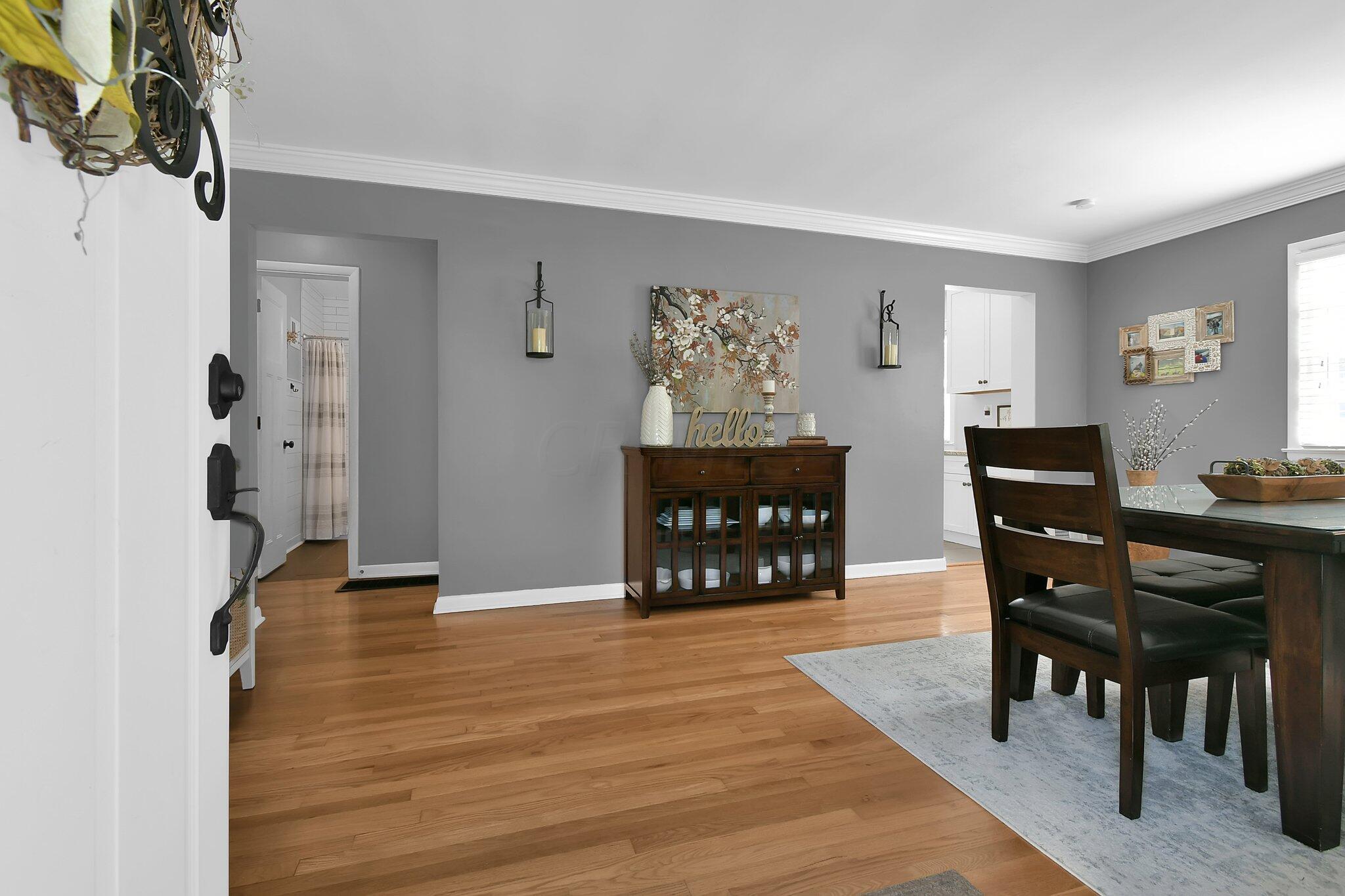 2174 Cranford Road Columbus, OH 43221 - Photo 3 of 22 Entry into Dining