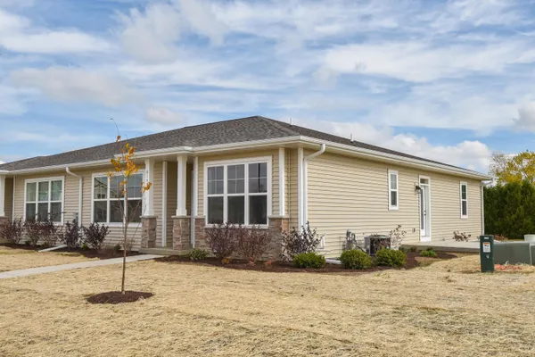 $369,900 | 615 Hunter Oaks Boulevard, Unit B, Watertown, WI 53094