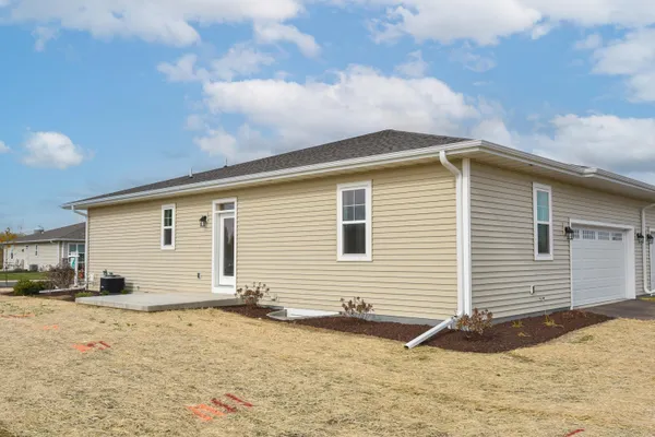 $369,900 | 615 Hunter Oaks Boulevard, Unit B, Watertown, WI 53094