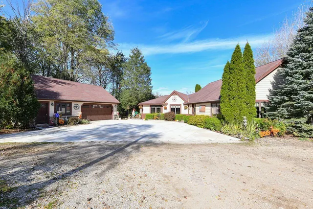 $875,000 | W179S8246 Pioneer Drive, Muskego, WI 53150