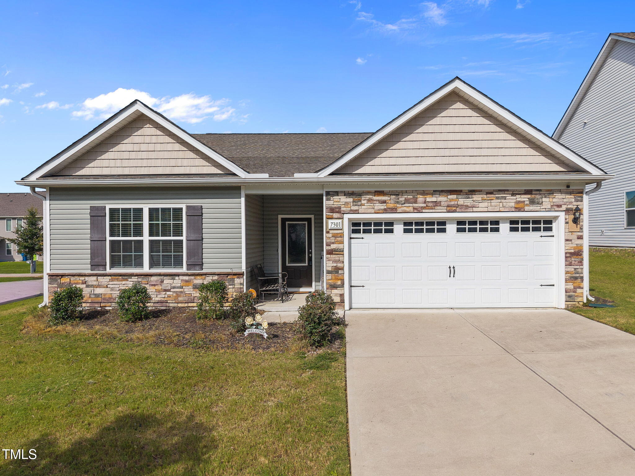 a view of a house with yard