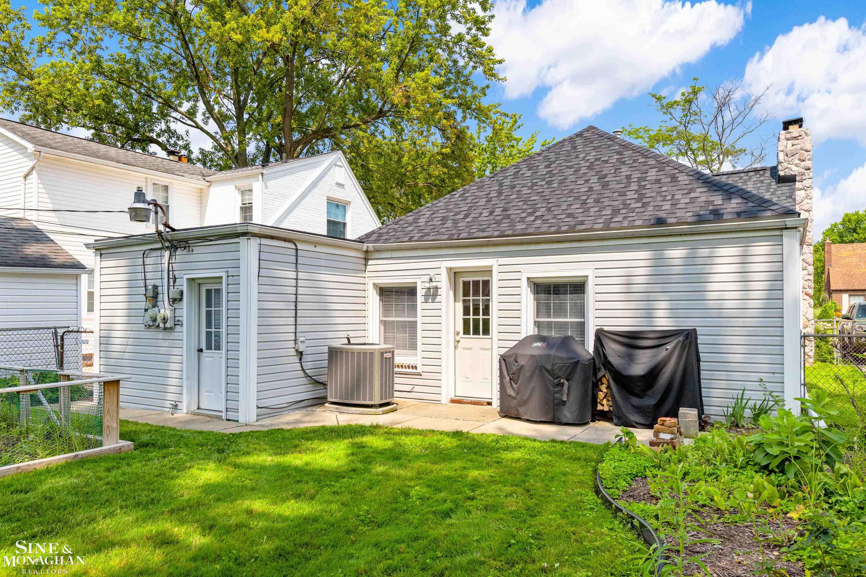 1253 Roslyn Road Grosse Pointe, MI 48236 - Photo 28 of 34 50153114-ab5eb211-be2a-40ce-ab39-00864c35d0ff.JPG
